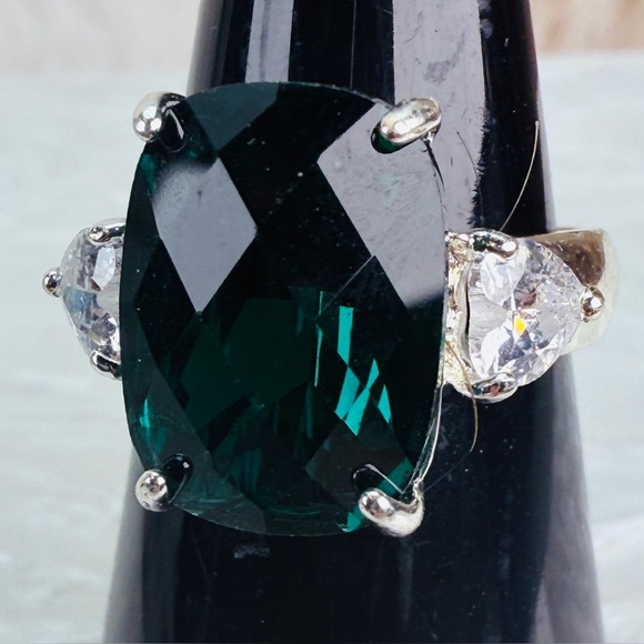 Gorgeous Silvertone with emerald green center costume statement, size 7 … - Picture 3 of 10
